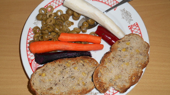 sojová raženka, olivy,kajenská paprička, fialová mrkev petržel / vegan recepty