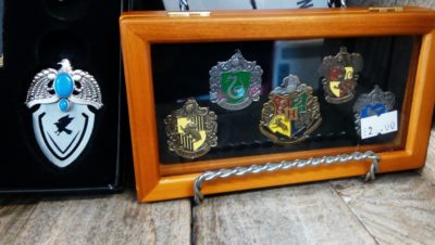 Obchod s tématikou Harryho Pottera: odznaky